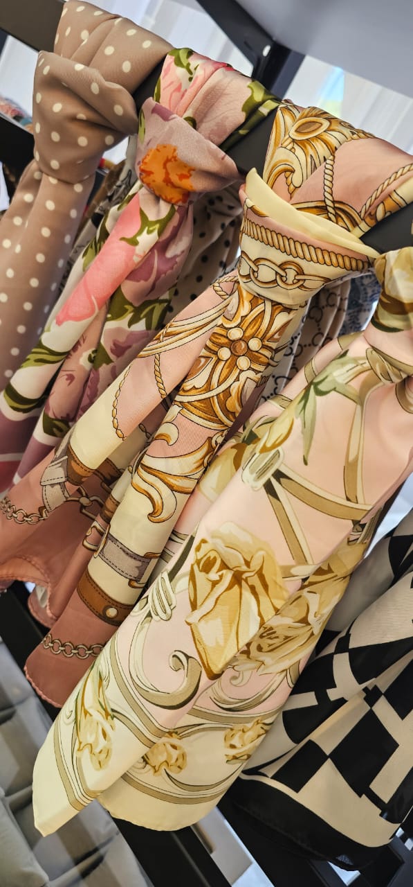 Lenços de seda estampados