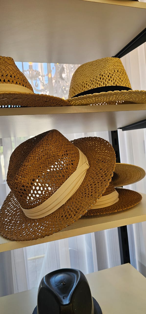 Chapéus de palha em exposição