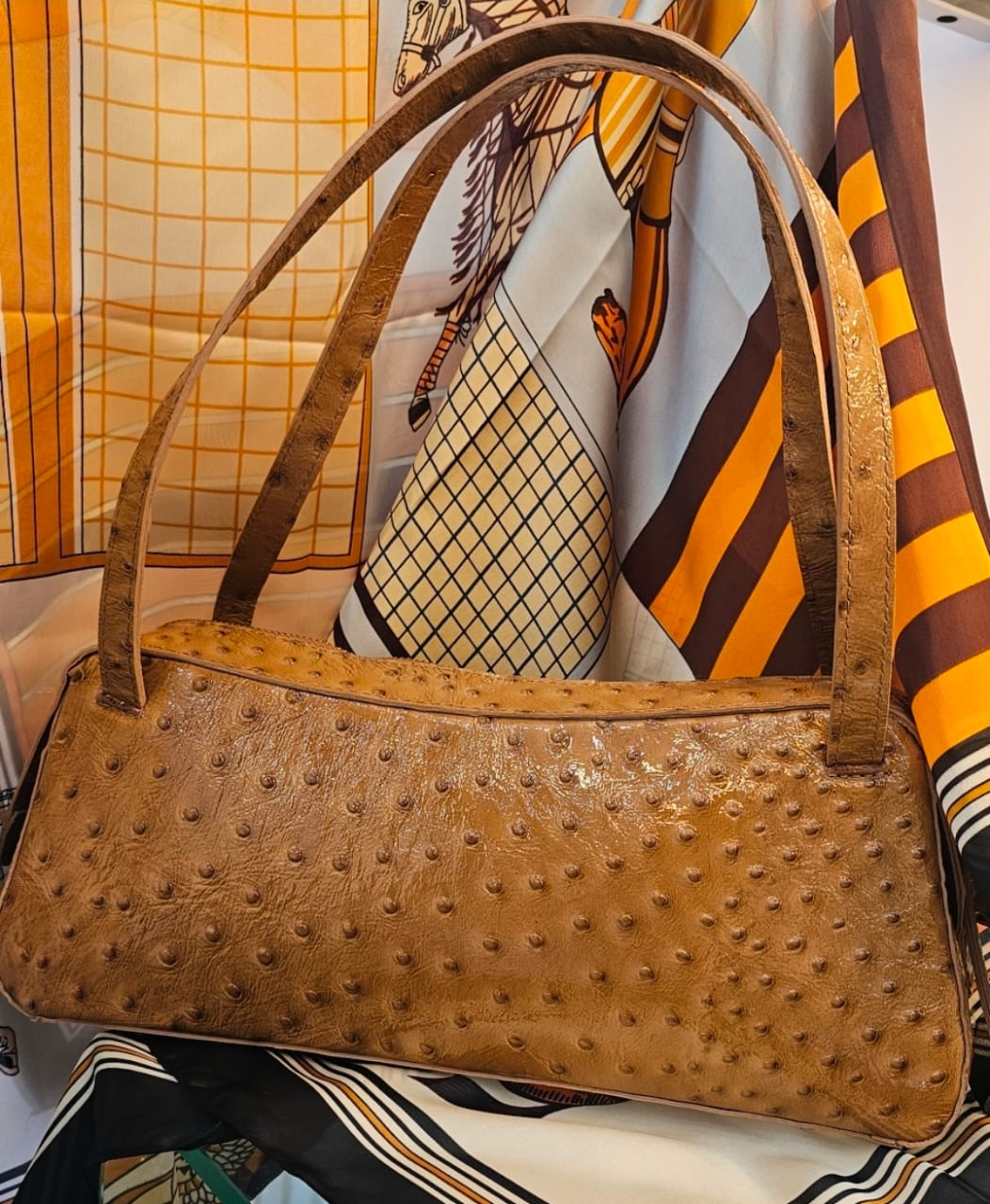 Bolsa de couro caramelo com lenços