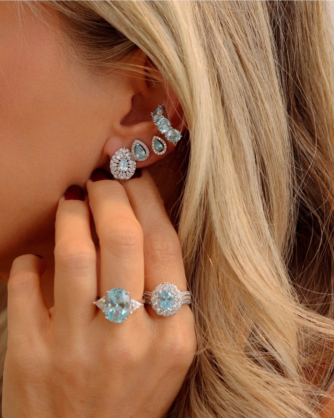 Brincos e anéis com pedras azuis